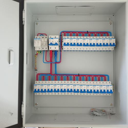 如何确保小区业主不会在楼道配电箱旁放置各类东西?